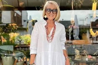 María, 60  años